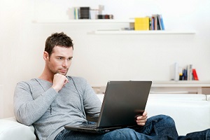 Homme &eacute;crit une lettre de pr&eacute;sentation